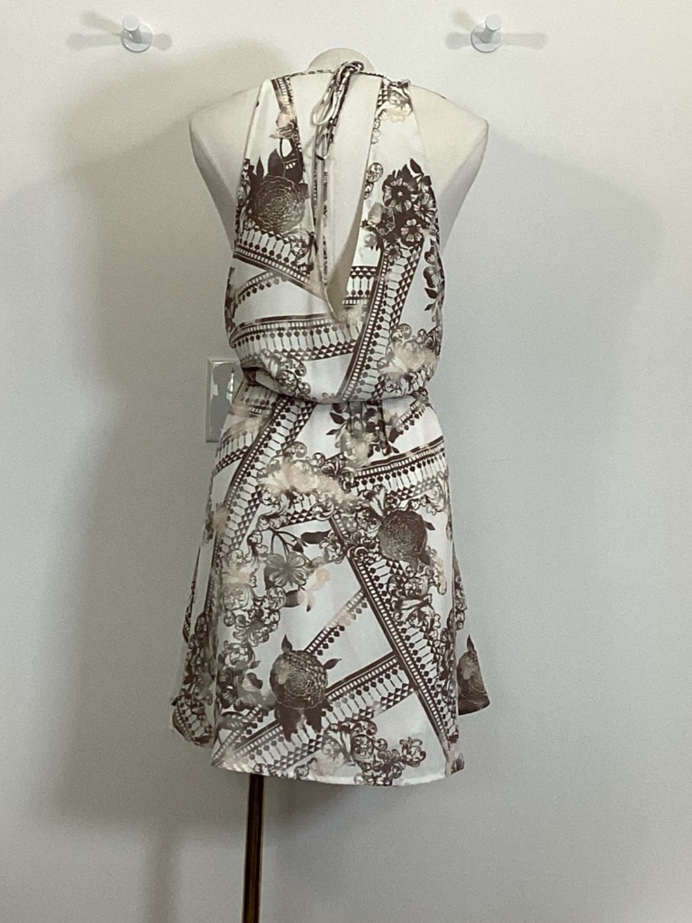 Leith Sleeveless Beige & Cream Colored Mini Double V Dress Large NWT - Picture 2 of 4